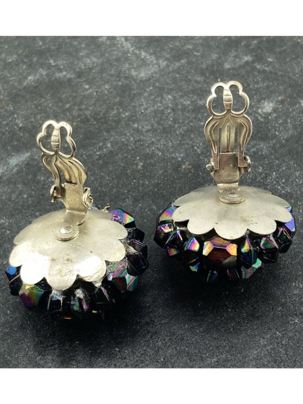 VINTAGE Oil slick style black plastic cluster bead clip-on earrings 1950s pinup - Picture 14 of 15
